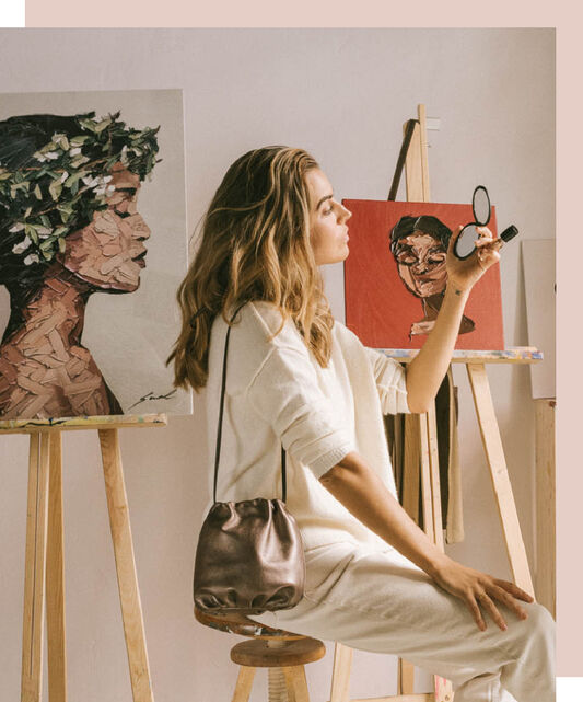 Elena Gual con alguna de sus obras y el Set Sisley + Malababa